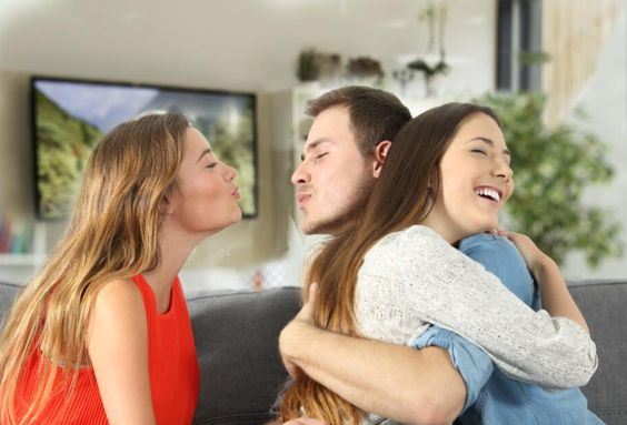 【趣闻】女子与闺蜜共用一男友？超崩坏三观迎来反转后续！