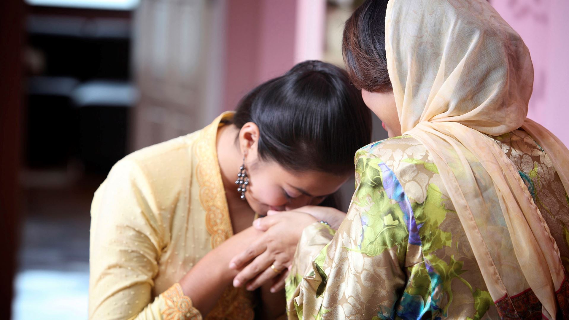 masa hari raya, dengan siapa kita boleh dan haram bersalam?