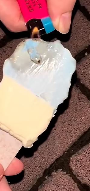 aiskrim dari china ini buat ramai marah, tak cair walau dekat api