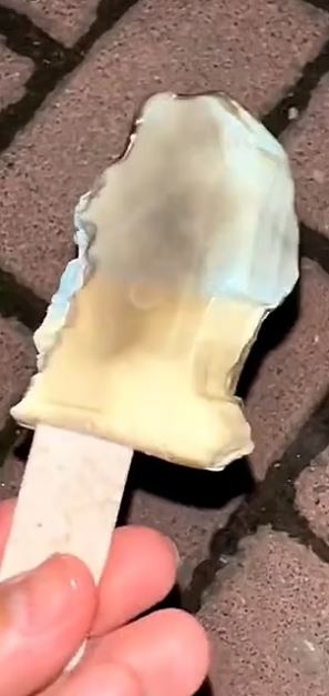 aiskrim dari china ini buat ramai marah, tak cair walau dekat api