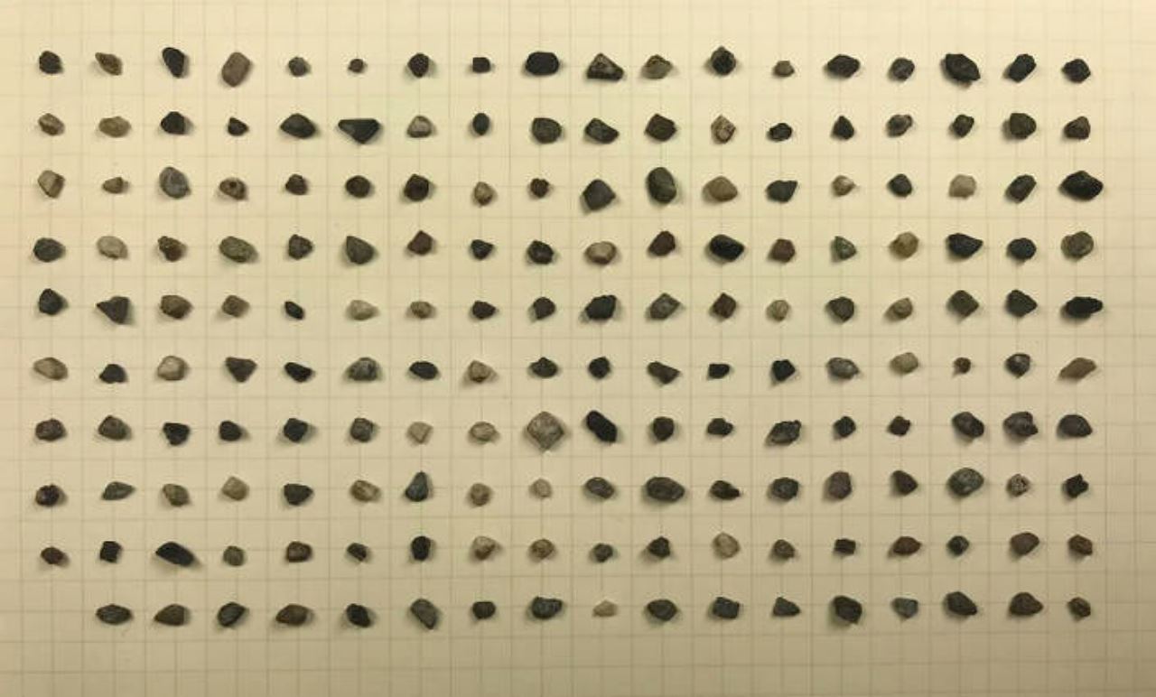 hobi aneh, lelaki ini kumpul batu celah kasut selama setahun