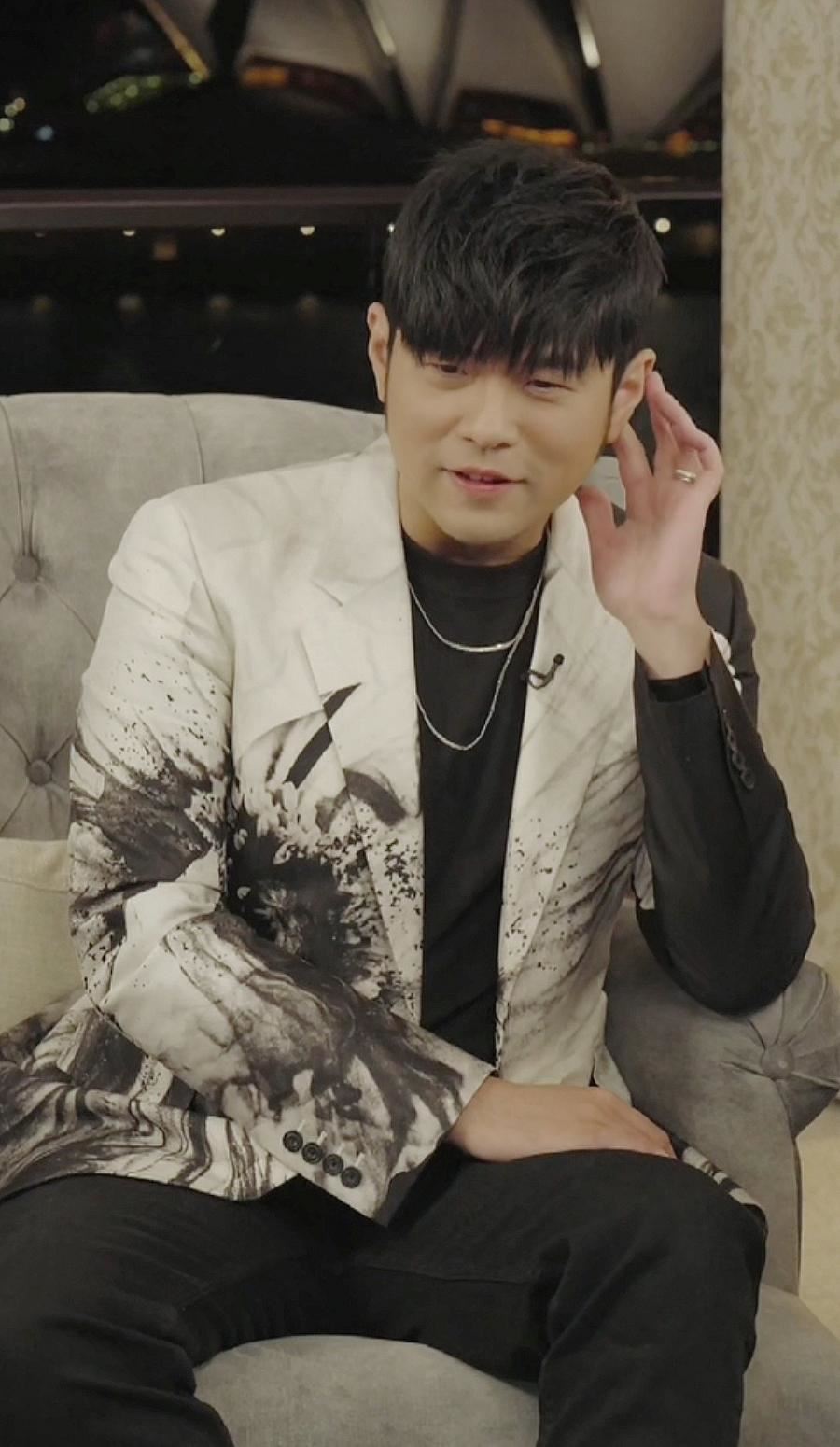 【娱乐】周杰伦新专辑只有6首新歌被骂翻？首次正面回应！