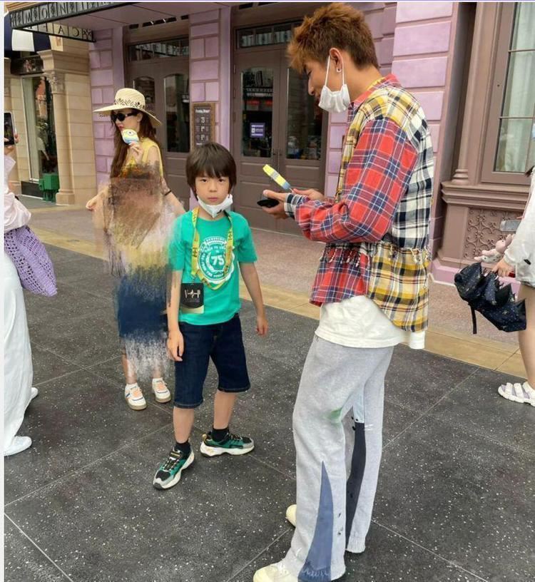 📸️环球影城游玩被偶遇❗️嗯哼长高很多越来越帅气🌟