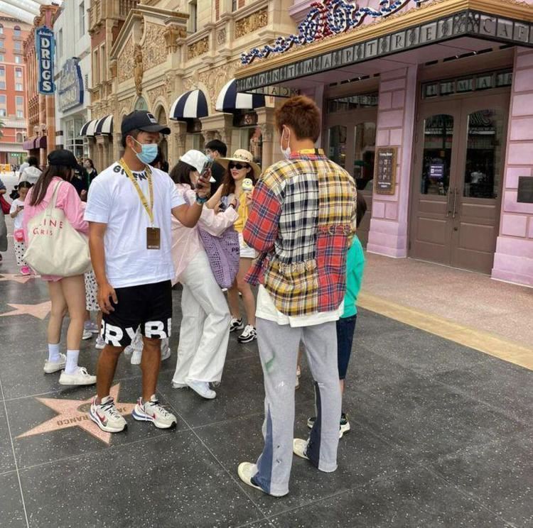 📸️环球影城游玩被偶遇❗️嗯哼长高很多越来越帅气🌟