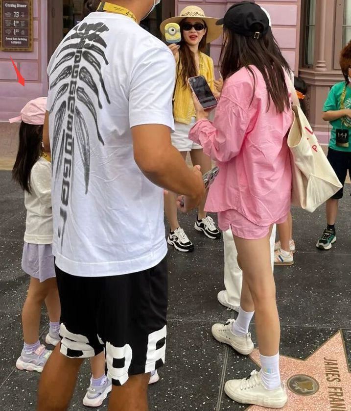 📸️环球影城游玩被偶遇❗️嗯哼长高很多越来越帅气🌟