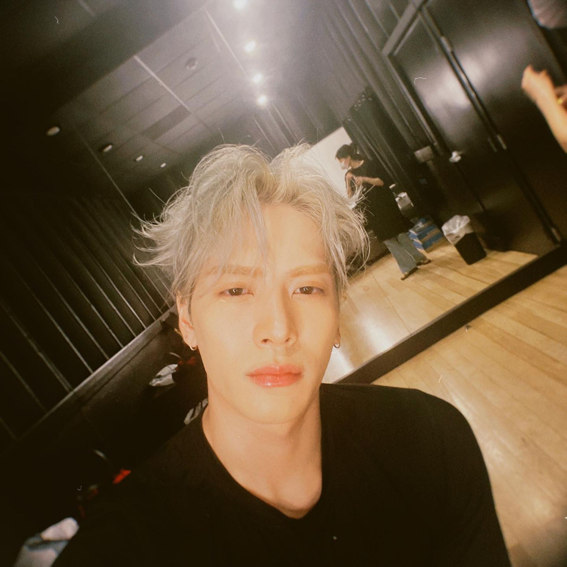 🇹🇭王嘉尔跪拜泰国粉丝❗️举动惹争议⚡️