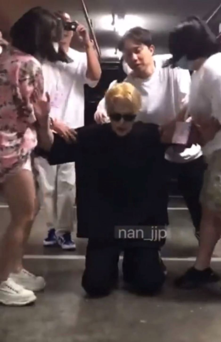 🇹🇭王嘉尔跪拜泰国粉丝❗️举动惹争议⚡️