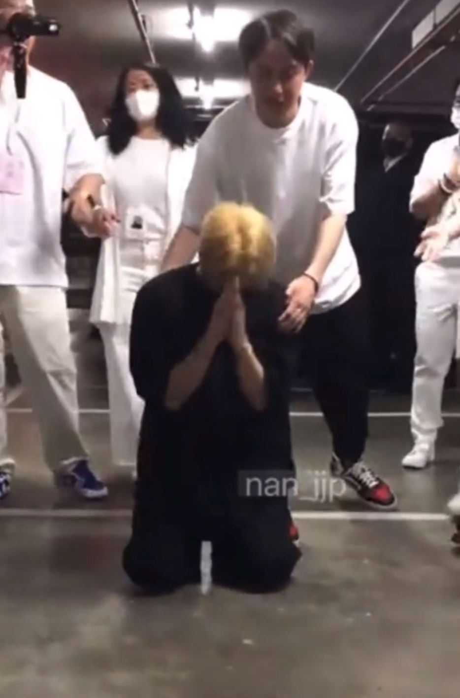 🇹🇭王嘉尔跪拜泰国粉丝❗️举动惹争议⚡️