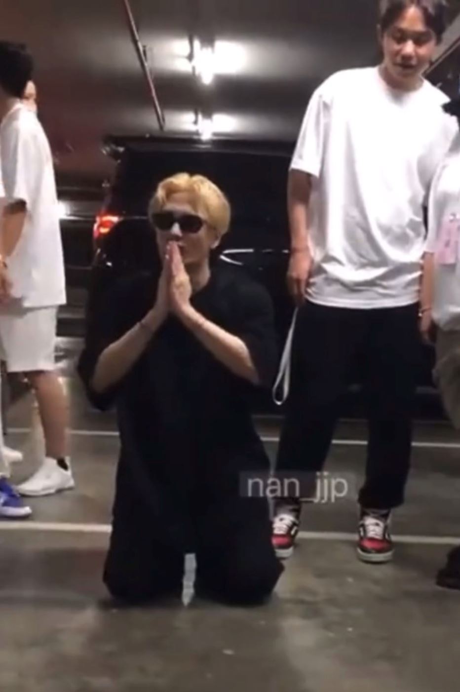 🇹🇭王嘉尔跪拜泰国粉丝❗️举动惹争议⚡️