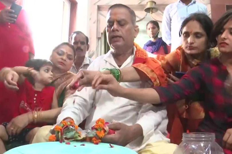 dua ekor katak dipaksa kahwin untuk panggil hujan