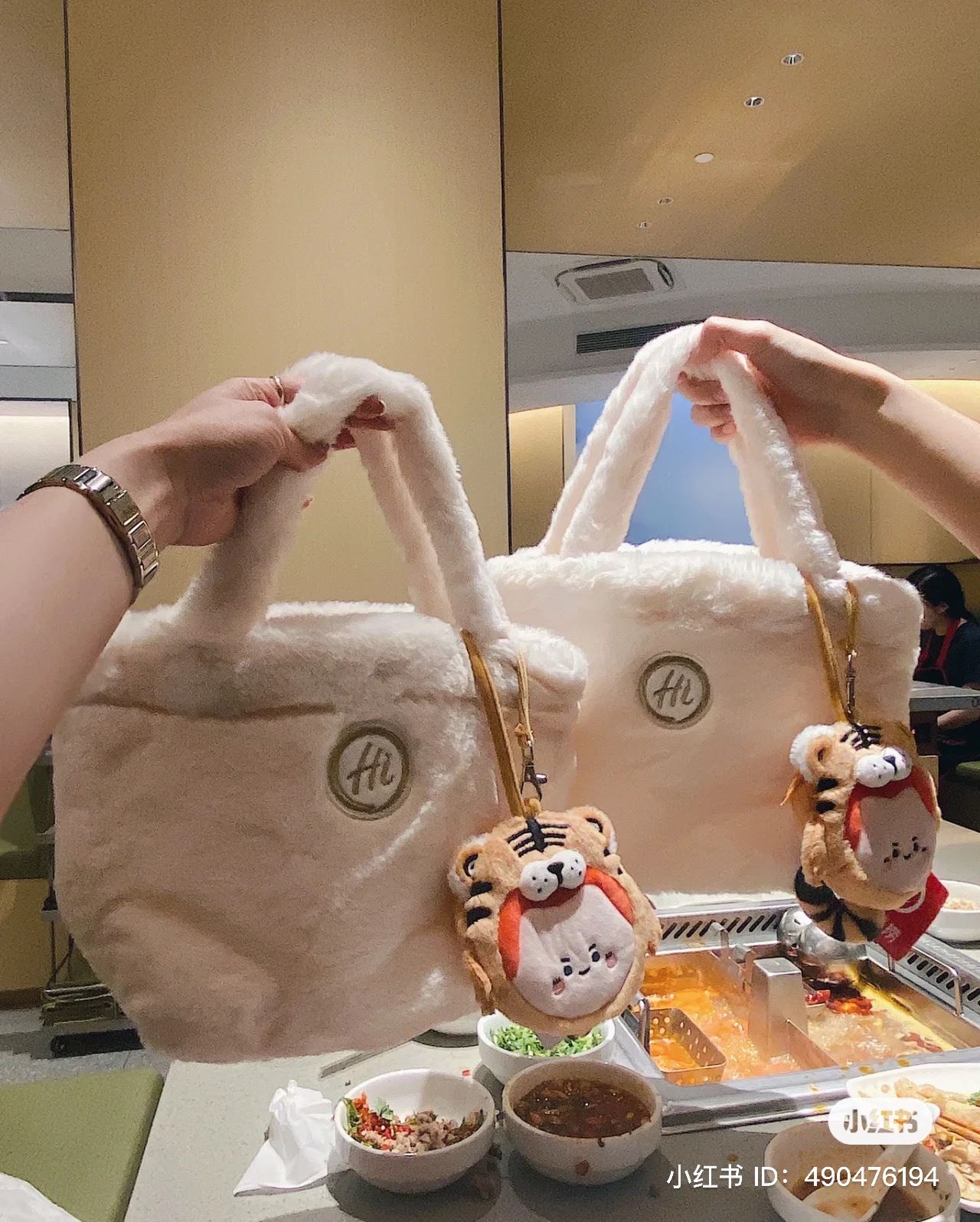 【趣闻】吃火锅也能免费拿包包？网友：限量提供先到先得！ 