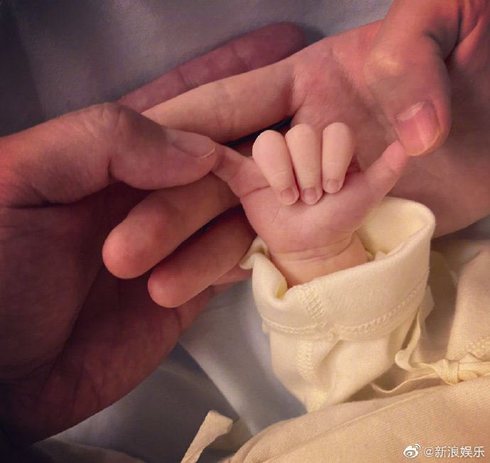 🎉郑恺官宣苗苗生啦❗️「城堡里又多了一位王子」❤️