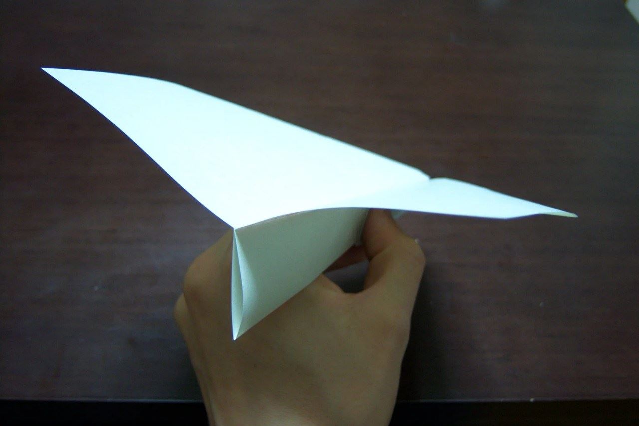 kapal terbang kertas ciptaan anak malaysia cipta rekod dunia!