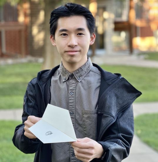 kapal terbang kertas ciptaan anak malaysia cipta rekod dunia!