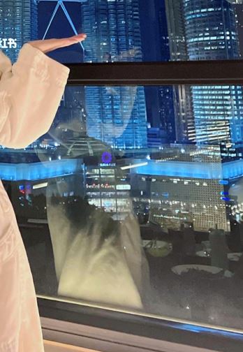 【灵异】charles tee女友晒靓照被曝有灵异现象？网：有东西背对着你！ 