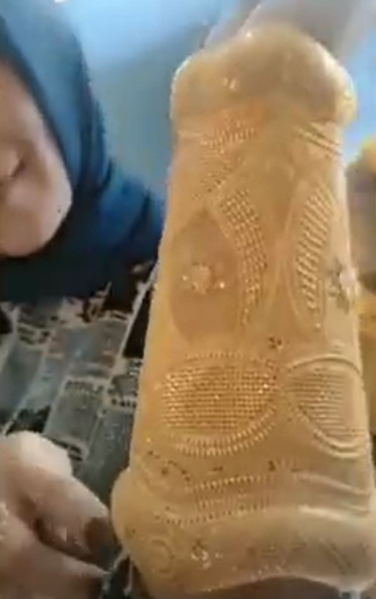 gelang emas sebesar lengan, dah macam sarung tangan thanos