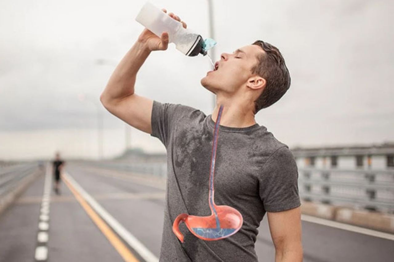 rupanya minum air secara berdiri buatkan kita lebih cepat haus