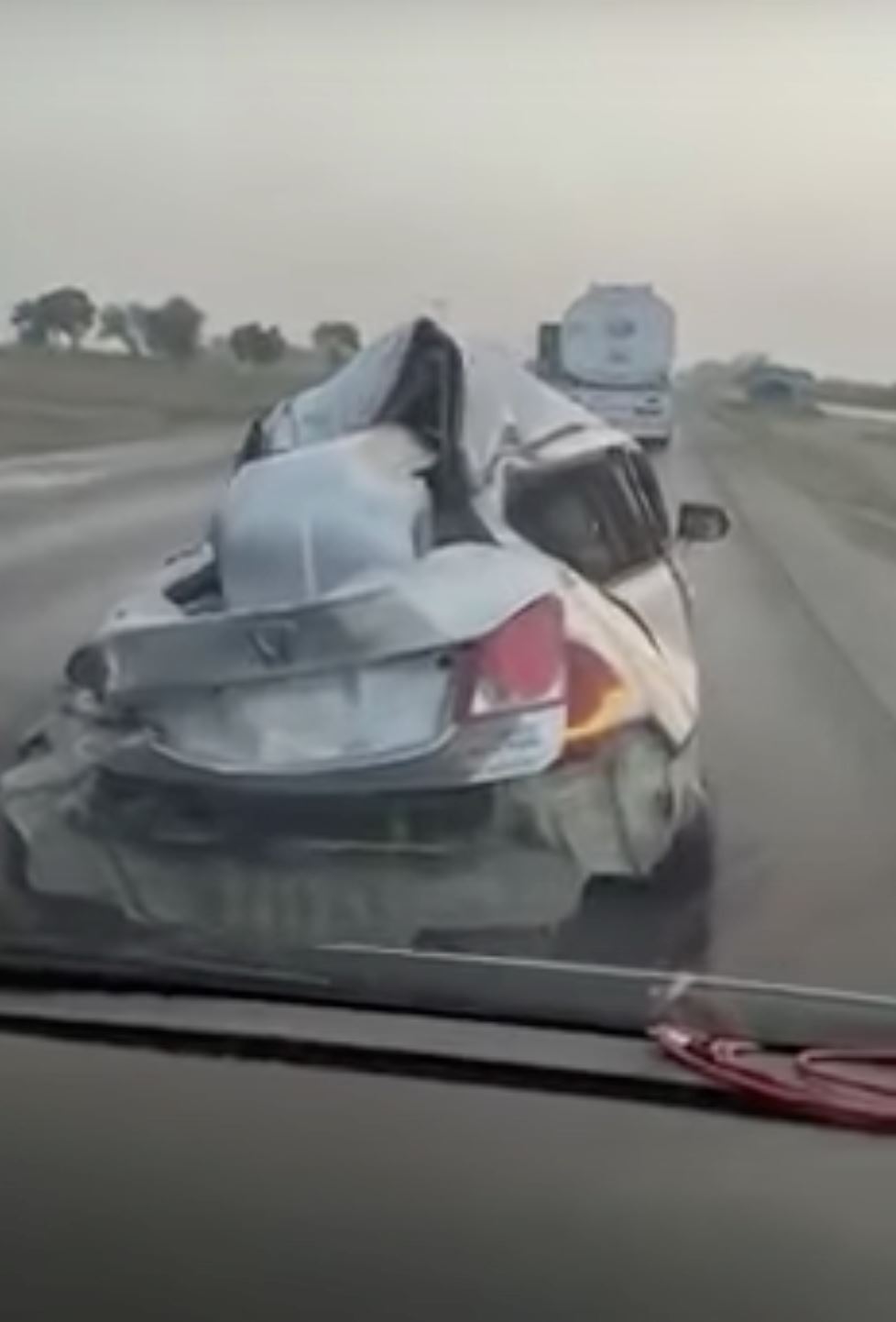 【趣闻】轿车被撞成废铁还可以在highway割车？（附视频）