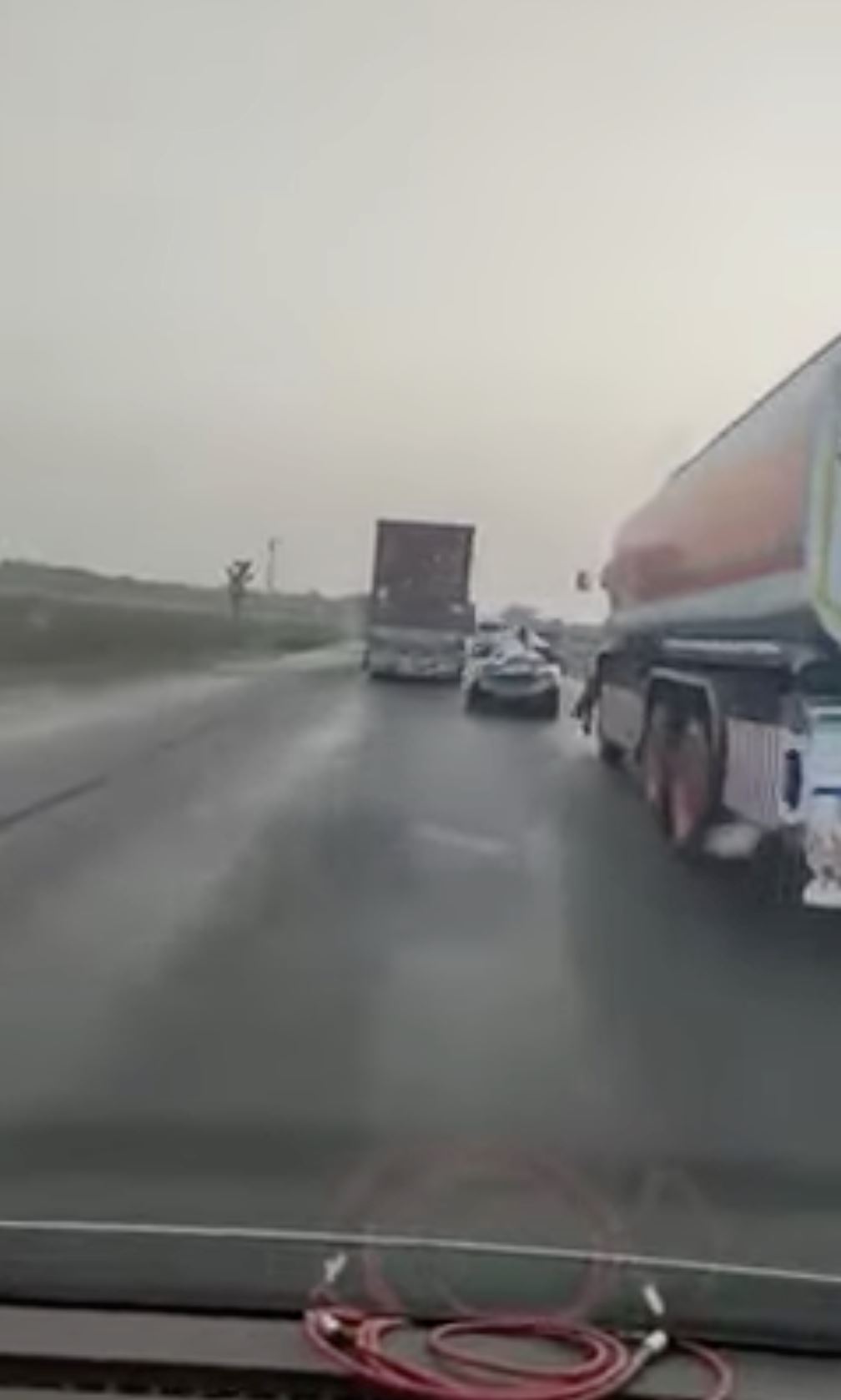 【趣闻】轿车被撞成废铁还可以在highway割车？（附视频）