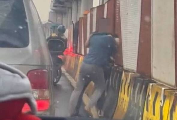 gara-gara tak bagi laluan, dua lelaki tak puas hati bertumbuk di tepi jalan raya