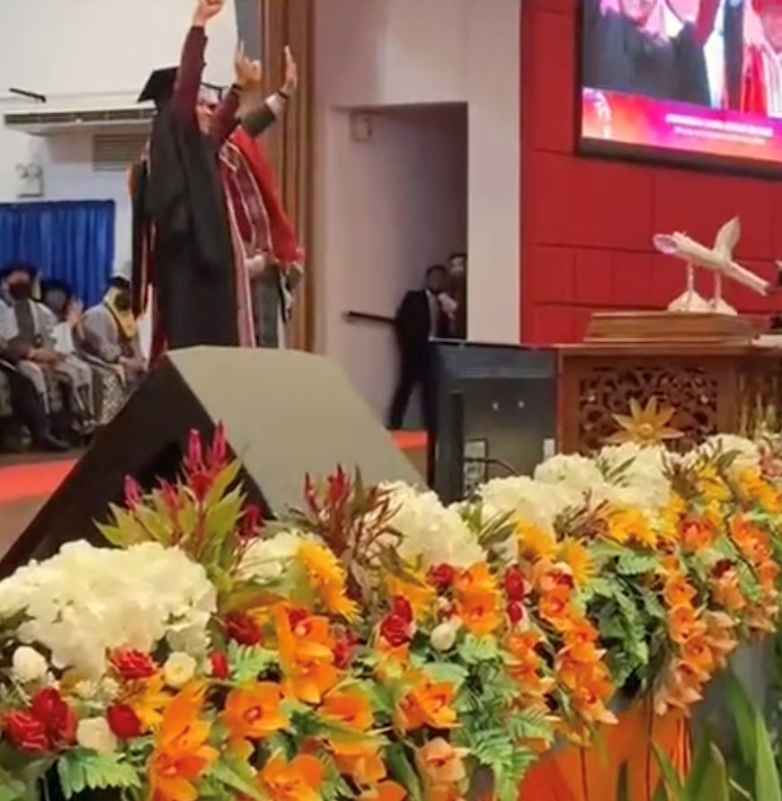 【趣闻】毕业生领证书前竟表演马来武术给校长看！讲师泪目留言！