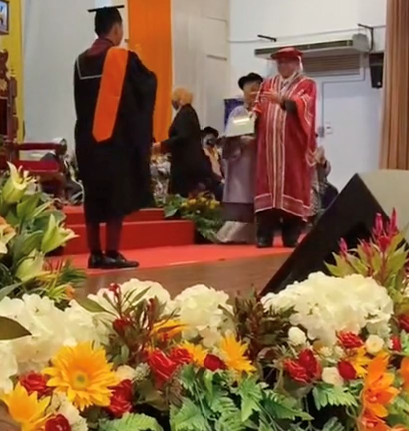 【趣闻】毕业生领证书前竟表演马来武术给校长看！讲师泪目留言！