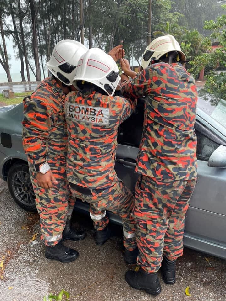bomba in melaka forces car door open to rescue toddler sitting alone in passenger seat!