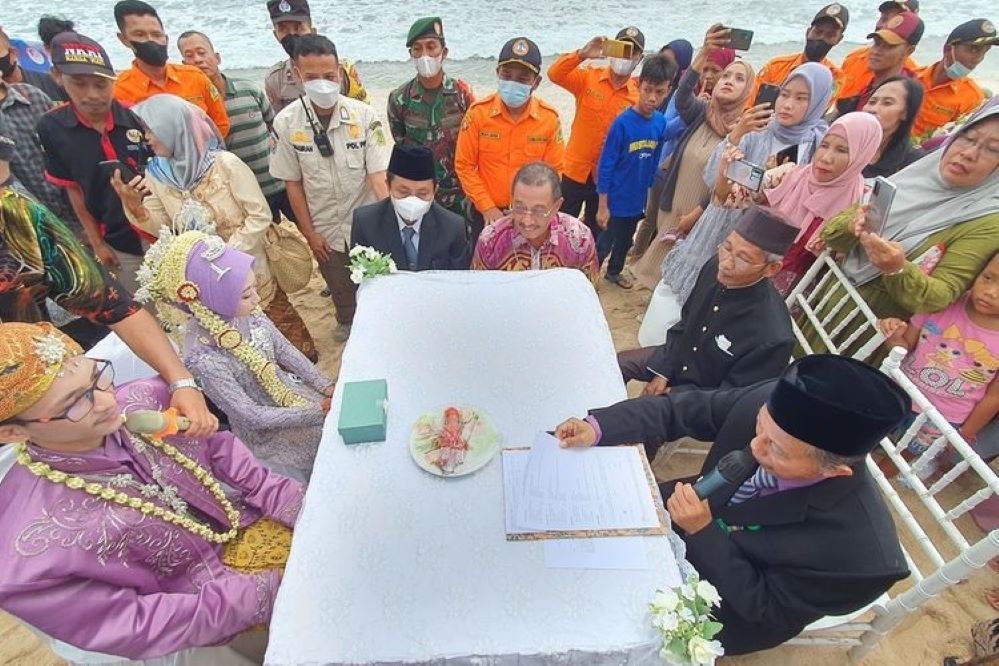 pasangan ini guna udang galah jadi mas kahwin bernikah
