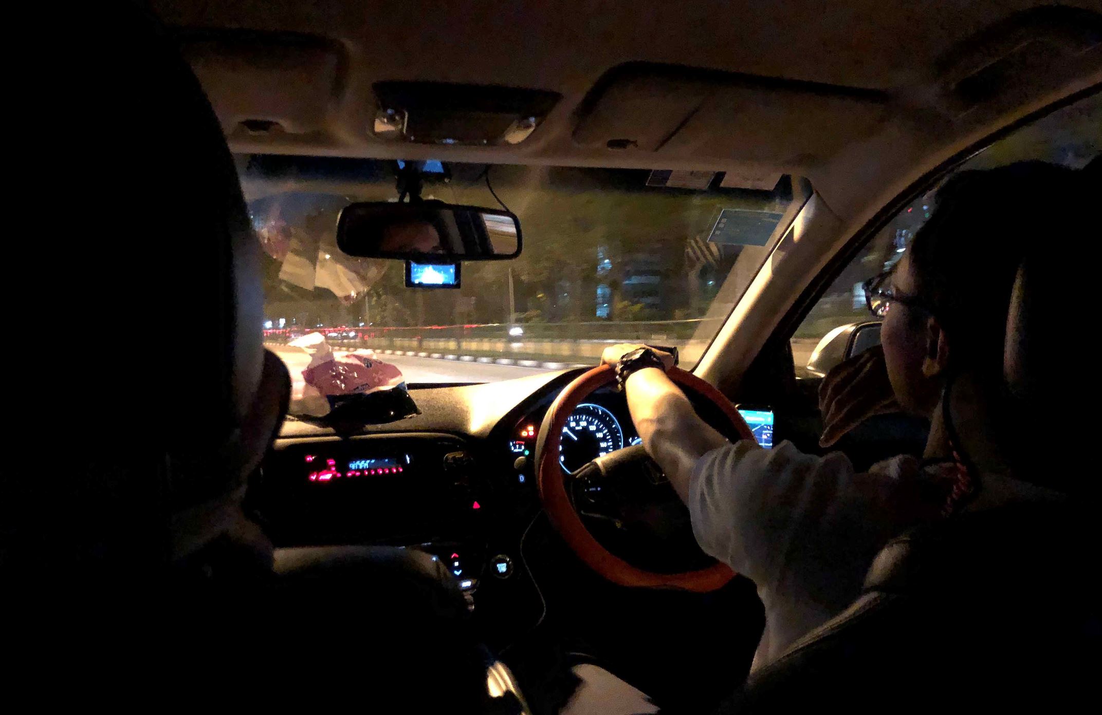 【新闻】乘客半夜召车因拒绝给小费遭拒载？网民谴责：和强盗没有差别！