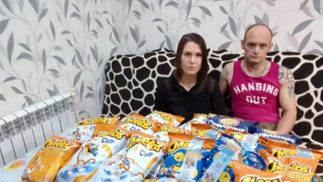 keluarga kurang bernasib baik di rusia terima bantuan makanan berupa keropok