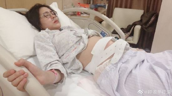 🆘张碧晨被质疑“代孕”❗️好友公开孕照辟谣：是早产儿👶