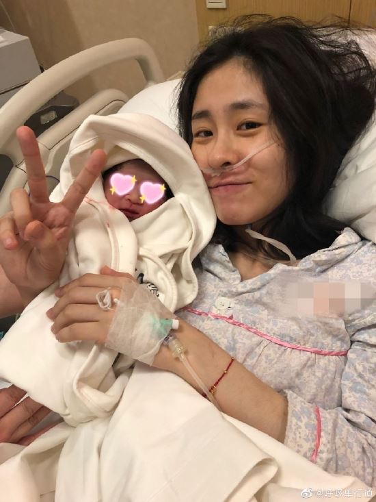 🆘张碧晨被质疑“代孕”❗️好友公开孕照辟谣：是早产儿👶