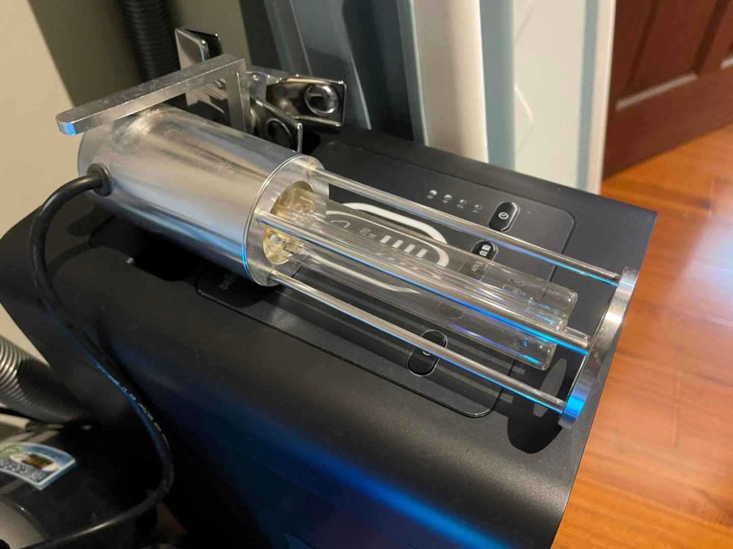 man in taiwan burns eyes and legs after leaving uv lamp on for three hours!