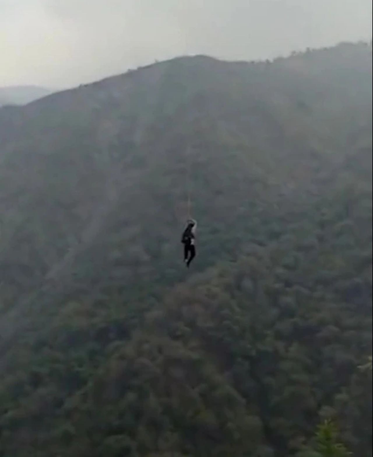 detik tergantung 1,000 kaki atas udara akibat kereta kabel rosak jadi tular