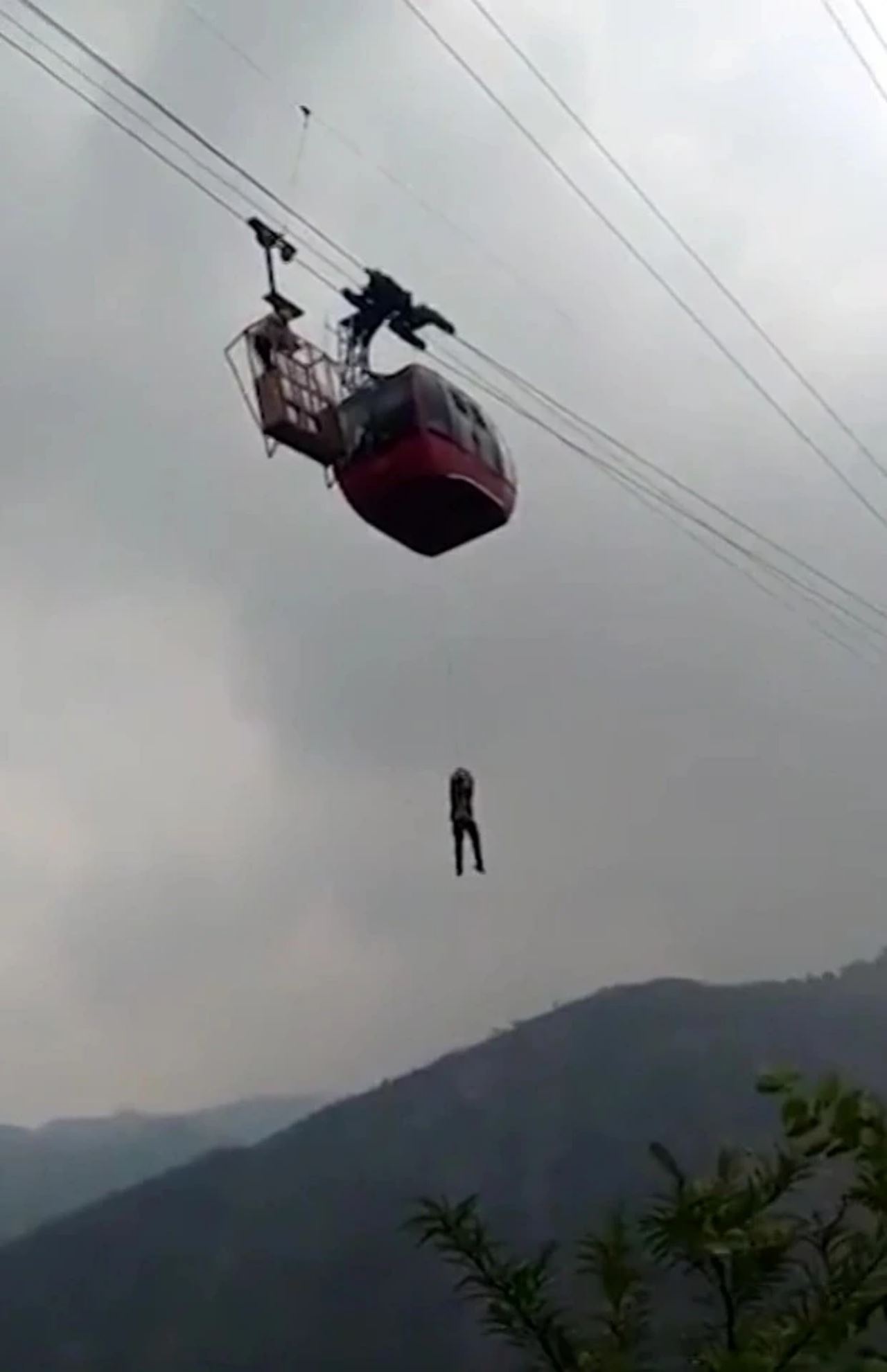 detik tergantung 1,000 kaki atas udara akibat kereta kabel rosak jadi tular