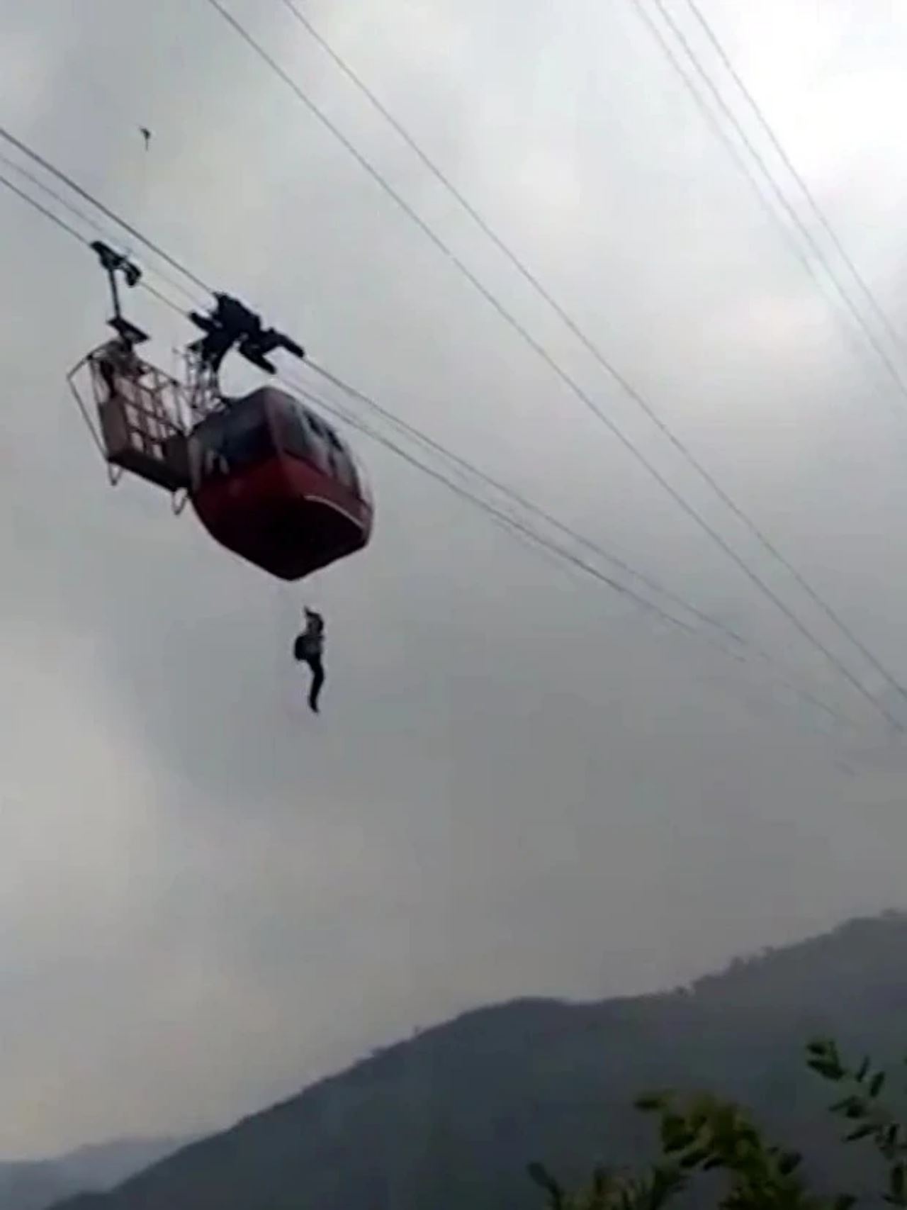 detik tergantung 1,000 kaki atas udara akibat kereta kabel rosak jadi tular