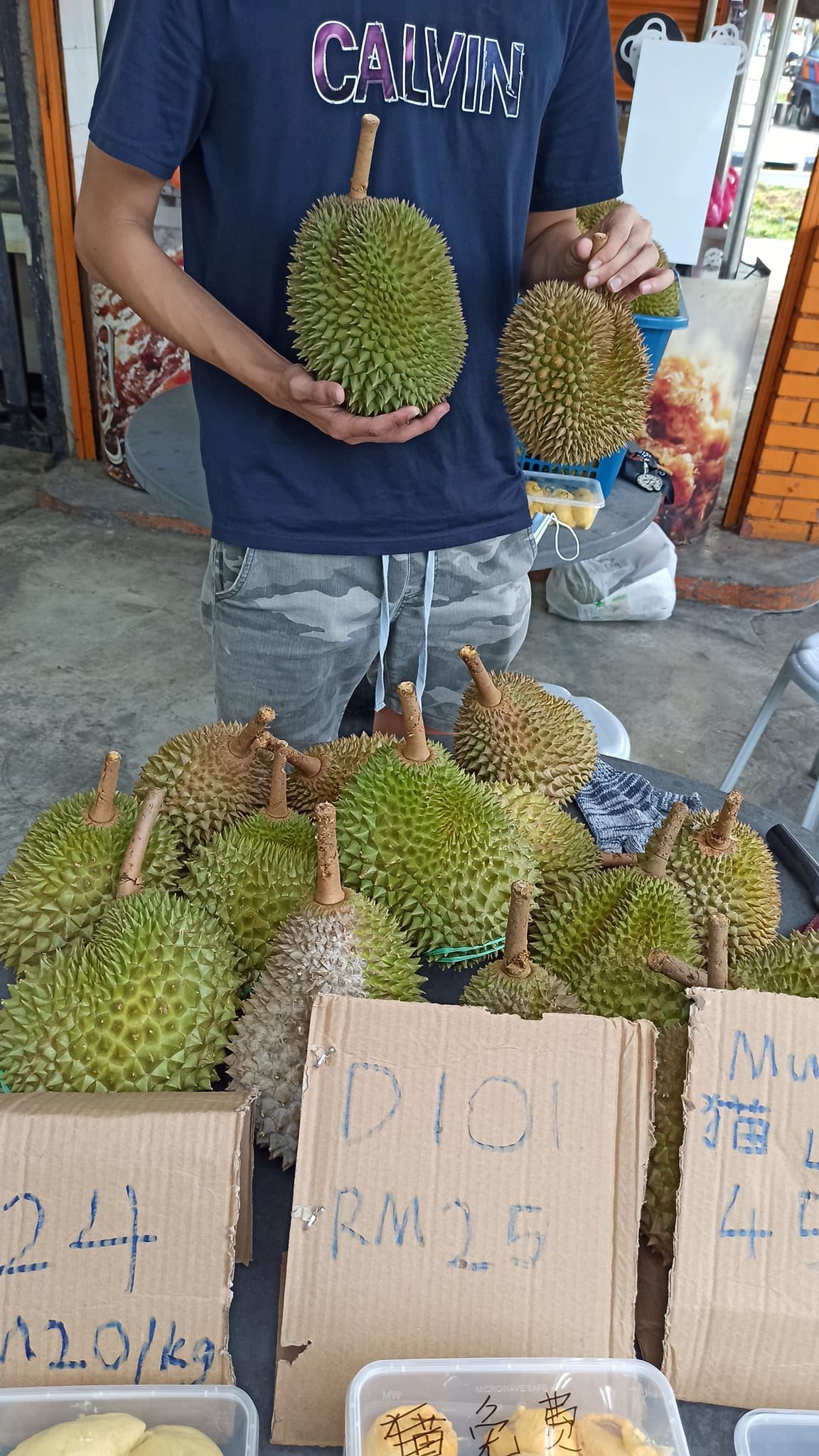 【趣闻】买榴莲还可以欣赏肌肉猛男？男大生打赤膊卖榴莲爆红！