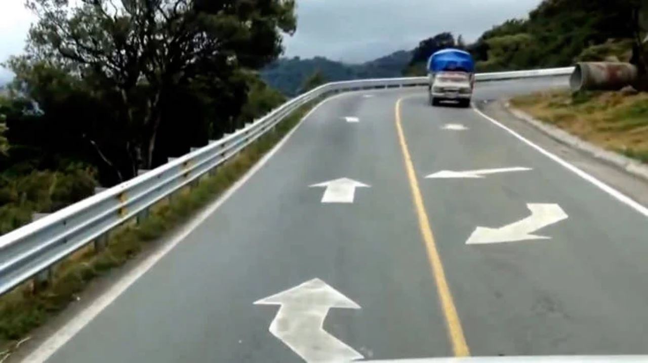 pengguna jalan disini perlu memandu bertukar-tukar lorong. seram!