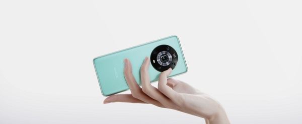 手持HONOR Magic4 Pro