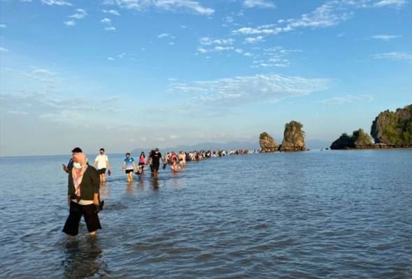 terjadi setahun sekali, ramai saksi fenomena ‘laut terbelah’ di langkawi