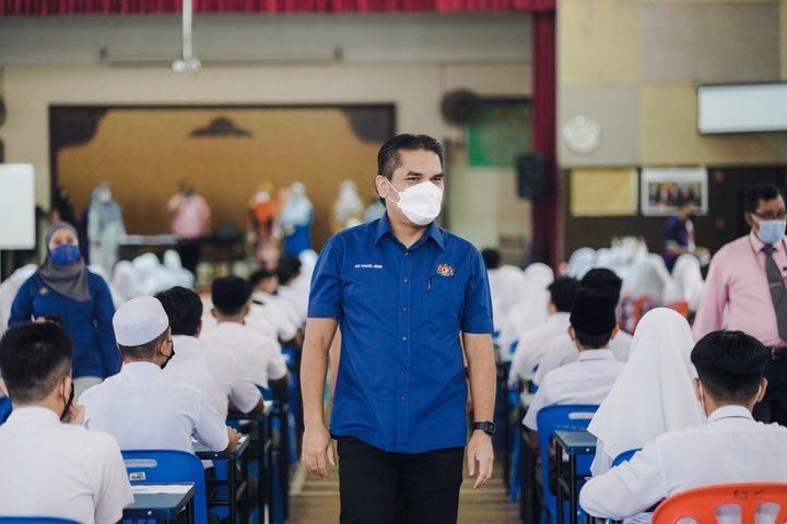 calon spm terkesan banjir diberi kelonggaran pakai baju biasa - menteri pendidikan