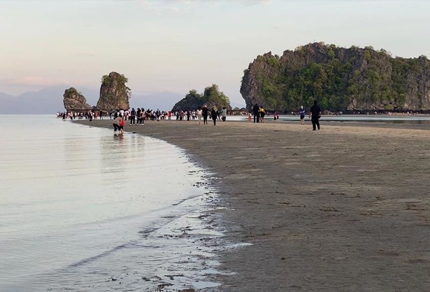 pengunjung terkejut fenomena “laut terbelah” terjadi di langkawi, ramai penuhi kawasan pantai