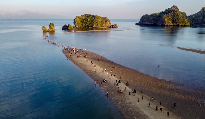 pengunjung terkejut fenomena “laut terbelah” terjadi di langkawi, ramai penuhi kawasan pantai