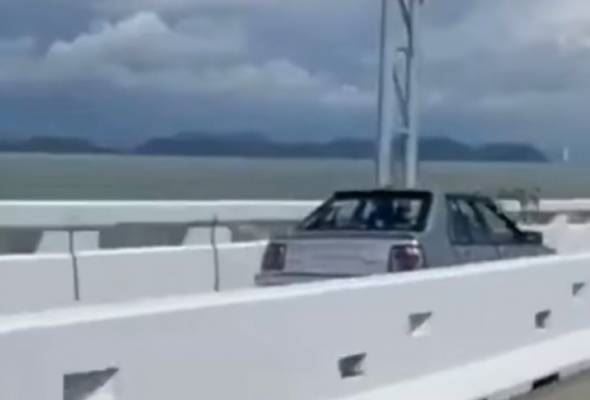 pemandu kereta selamba masuk lorong motosikal di jambatan kedua pulau pinang rupanya keliru