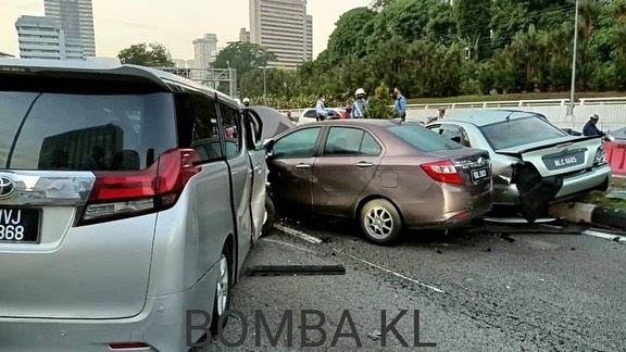 tiga kereta bertembung, seorang lelaki maut dalam kemalangan