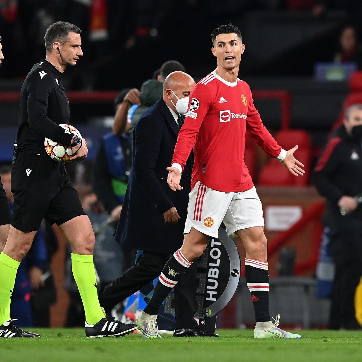 man united’s trophy-less misery continues