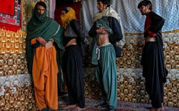 hampir semua penduduk kampung ini jual buah pinggang demi makanan