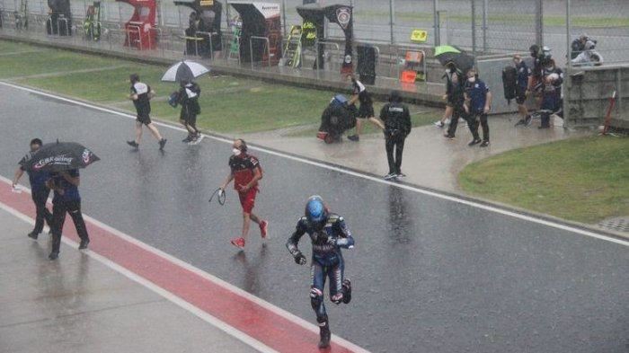 guna bomoh elak hujan di motogp indonesia 2022, tapi hujan turun selebatnya