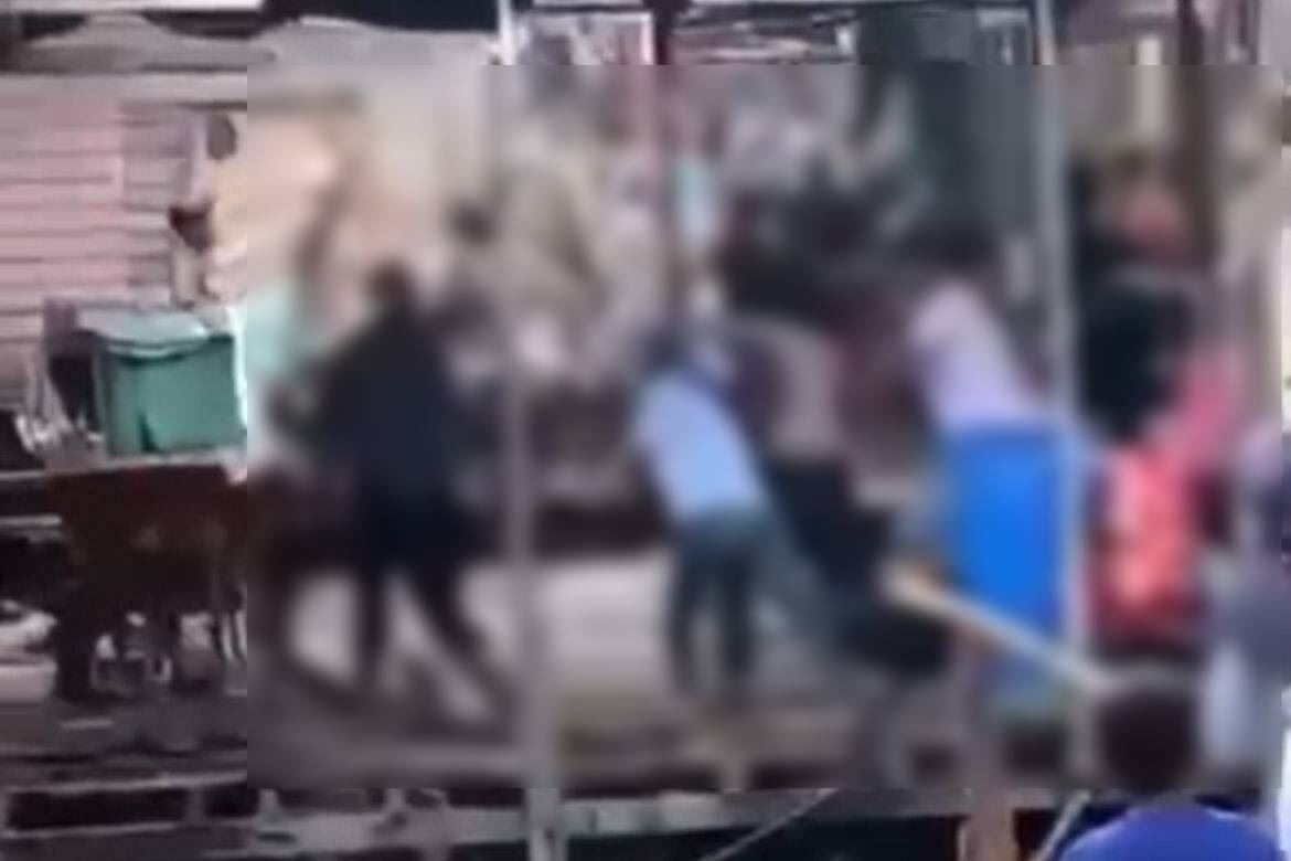 sekumpulan lelaki bergaduh guna kayu, parang sebagai senjata hingga berlumuran darah