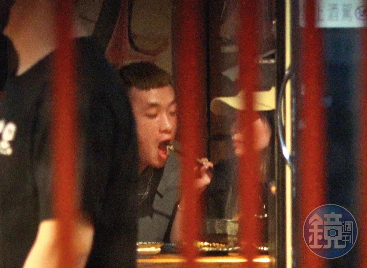 【台娱】陈芳语被目击“激吻乐团鼓手”？媒体起底男鼓手居然结过婚还有女儿？！ 